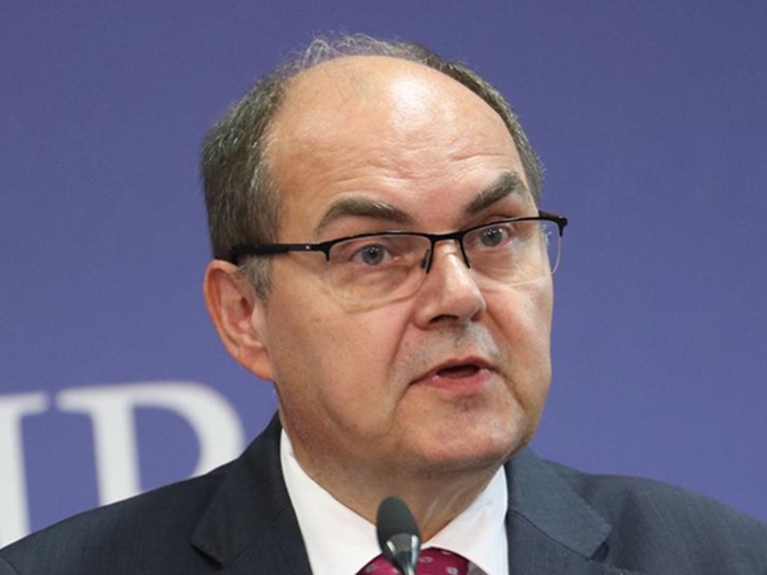 Scmhidt: Presuđeni ratni zločinci ne smiju obavljati javne funkcije