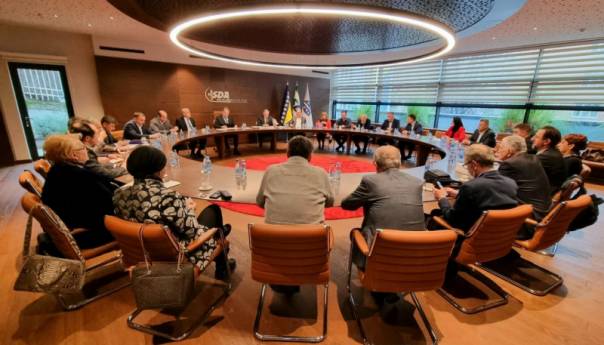 SDA donijela 9 zaključaka: O Schmidtu, Trojki, kandidatima...