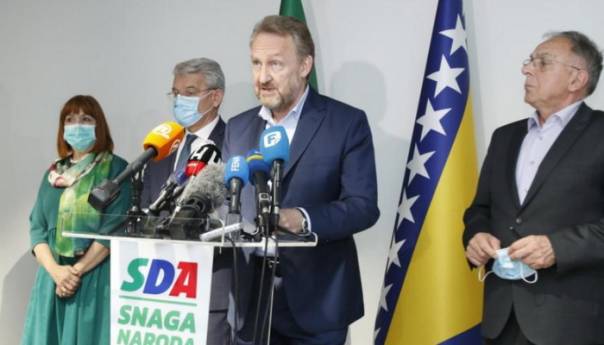 SDA: Izjednačavanjem odgovornosti 'strana' međunarodna zajednica ohrabruje Dodika