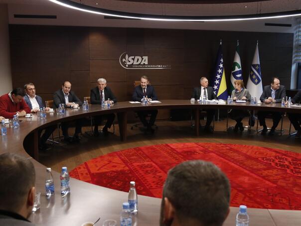 SDA kritikovala vlast zbog samita u Neumu i povećanja plata