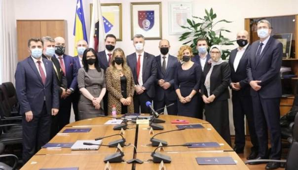 SDA: Ministri u Vladi KS vakcinisani 'preko reda'