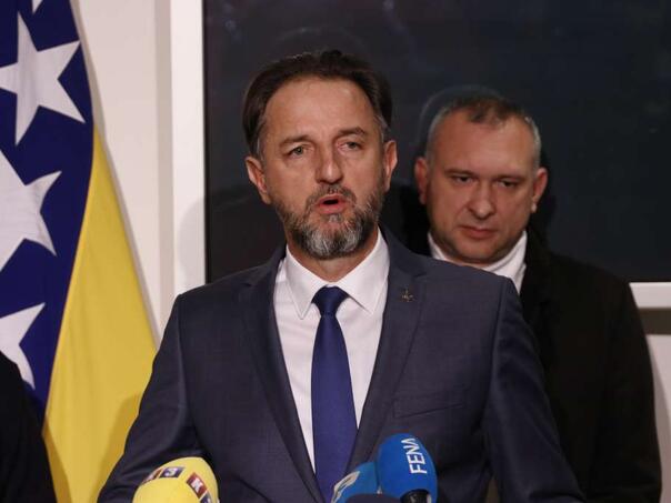 SDA najoštrije osuđuje napad na imovinu delegata Dževada Mahmutovića