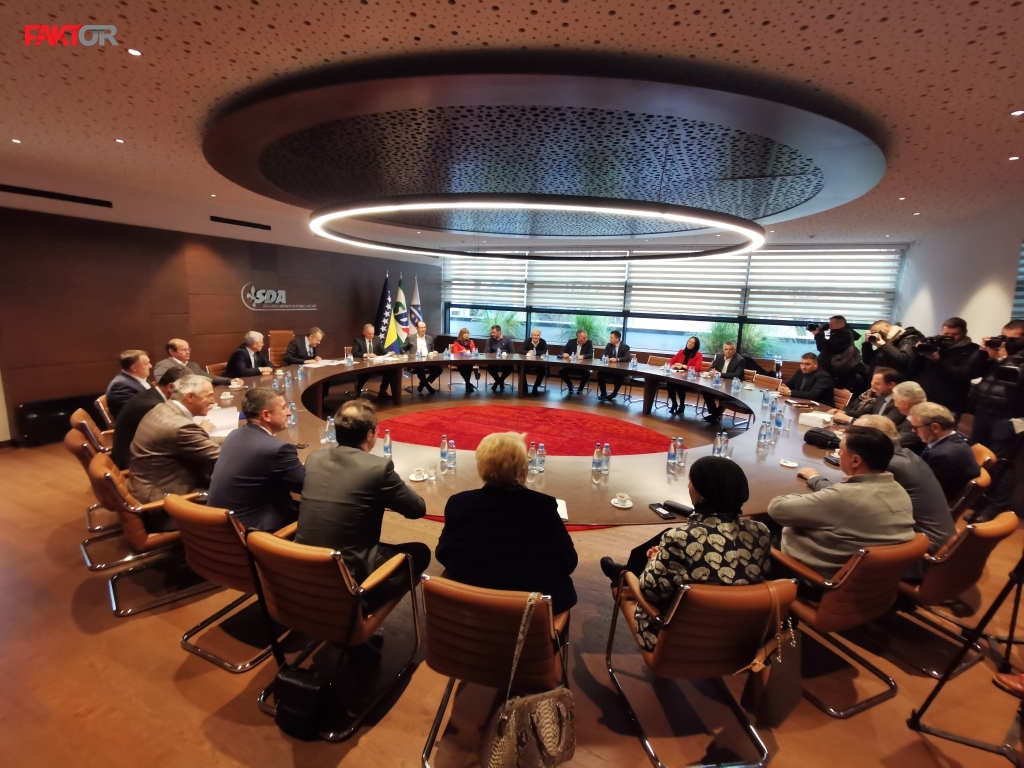 SDA: Nedopustivim napadima na IZ pokušavaju se ušutkati oni koji brane državu