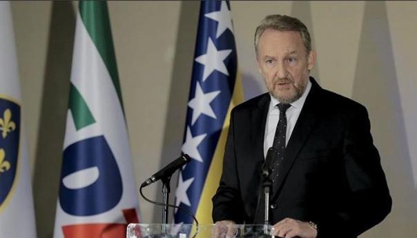 SDA pozvala na proteste pred OHR, Izetbegović se vanredno obraća