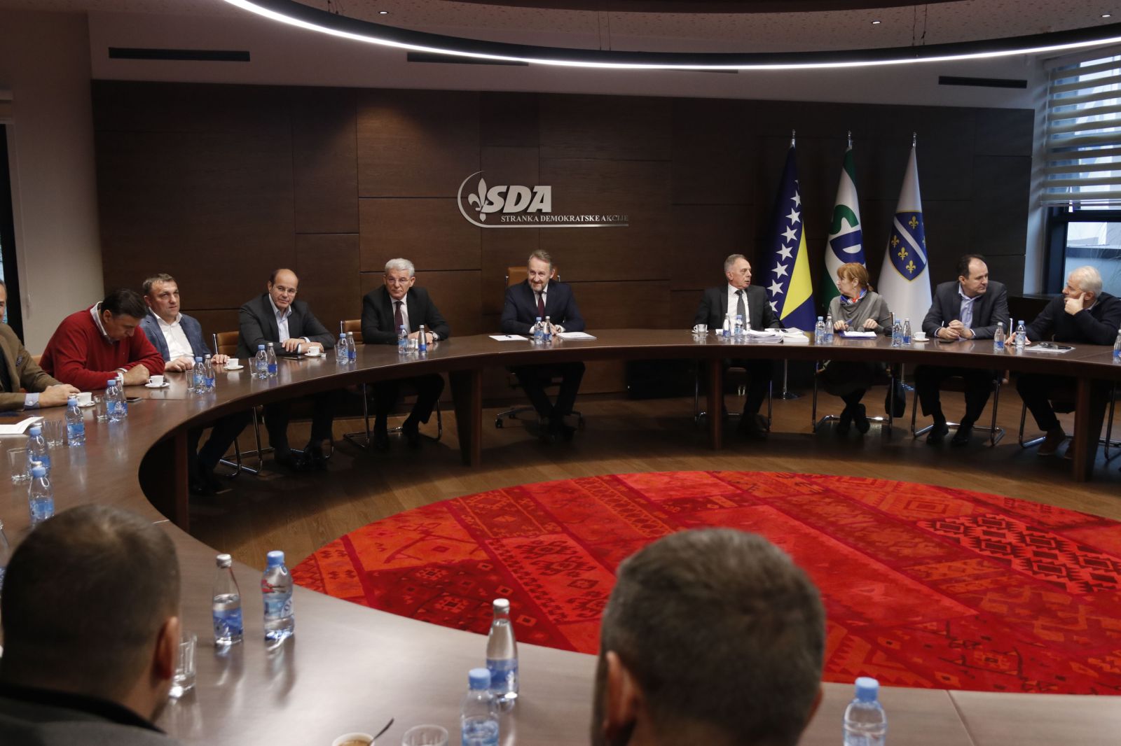 SDA prozvala Trojku: Povećanje cijene struje samo korisnicima EPBIH, ne i EP HZHB