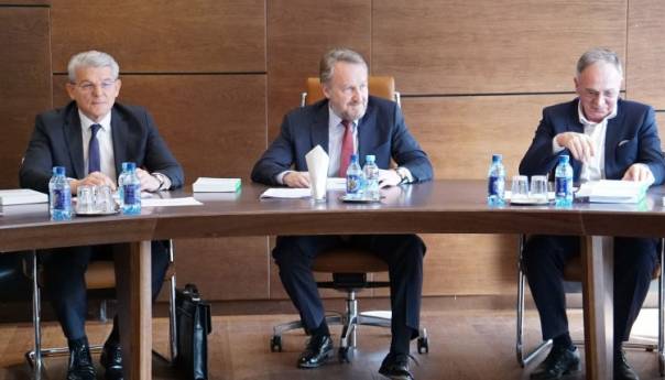 SDA: Svi kantoni i općine trebaju slijediti Vladu FBiH i reprogramirati budžete