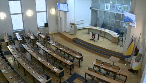 SDA: Trojka đake šalje u klupe, a sjednice vraća online