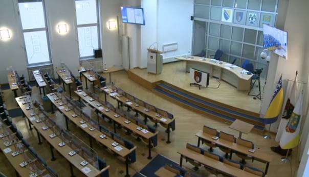 SDA: Trojka đake šalje u klupe, a sjednice vraća online