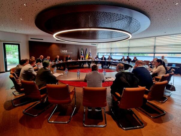 SDA: Umjesto građanima novac iz EU, vlast osigurala novac Dodikovom kumu