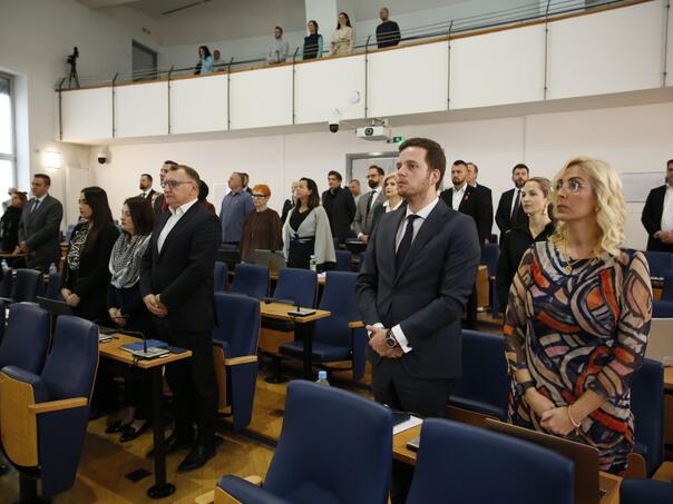 SDA upozorava Vladu KS: Ne dirajte u prava majki u radnom odnosu