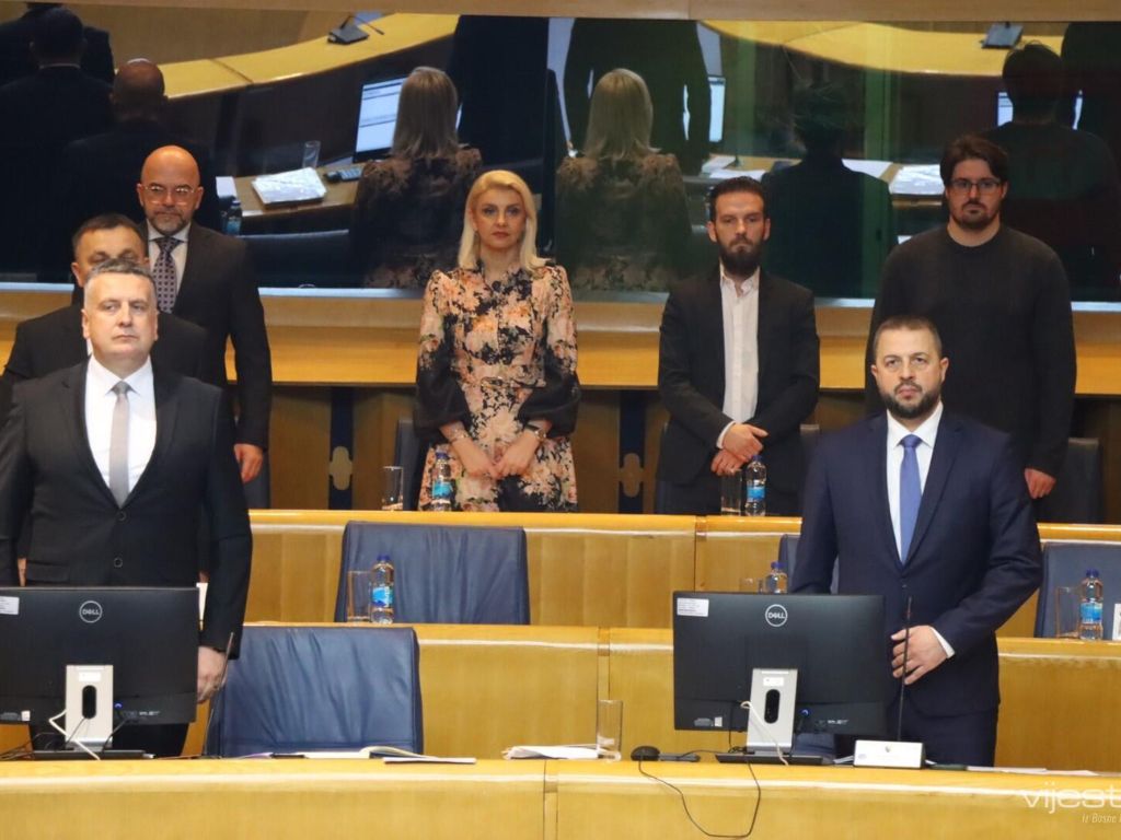 SDS: Špirić i SNSD-e prate šefa parade Dragana Čovića