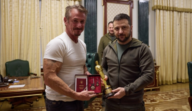 Sean Penn u KIjevu poklonio Oscara Volodimiru Zelenskom