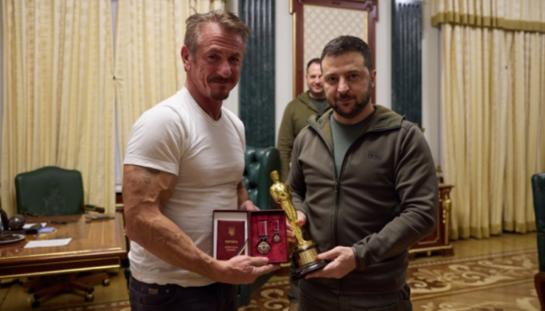 Sean Penn u KIjevu poklonio Oscara Volodimiru Zelenskom
