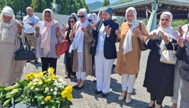 Sebija Izetbegović predvodila delegaciju žena SDA u posjeti Srebrenici