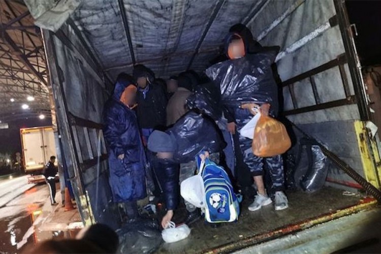 Sedam ilegalnih migranata pronađeno na carinskom terminalu u Halilovićima