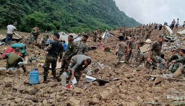 Sedam osoba poginulo, još 55 zatrpano pod klizištem