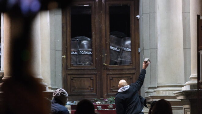 Sedam policajaca povrijeđeno tokom protesta u Beogradu