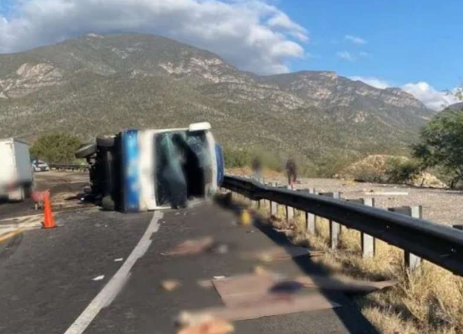 Sedamnaest poginulih u prevrtanju autobusa sa migrantima u Meksiku