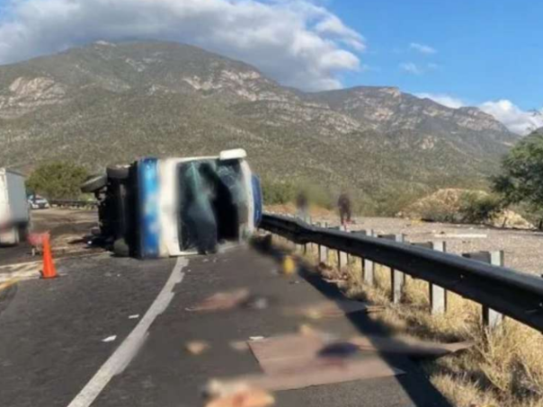 Sedamnaest poginulih u prevrtanju autobusa sa migrantima u Meksiku