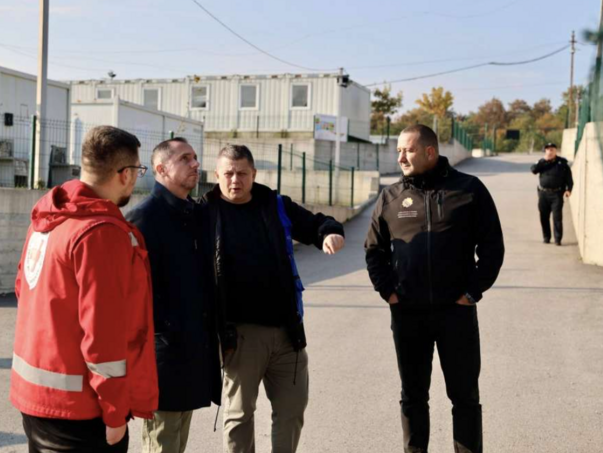 Sedić u kampu Lipa: Nastava, prijevoz i osnovni uslovi za djecu u potpunosti osigurani