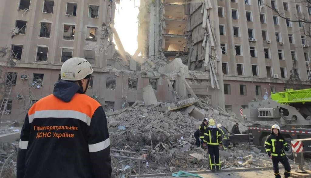 Sedmero poginulih u ruskom napadu na stambenu zgradu u Mikolajvu