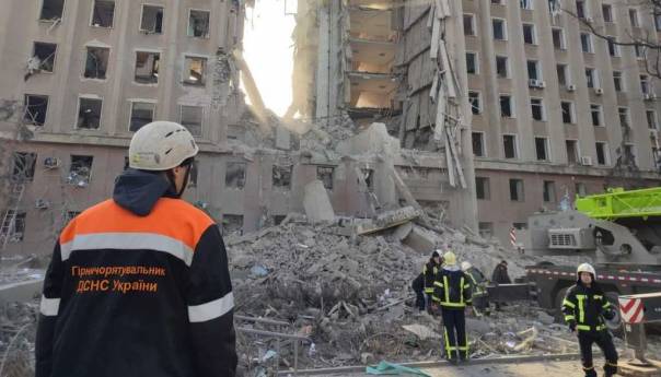 Sedmero poginulih u ruskom napadu na stambenu zgradu u Mikolajvu