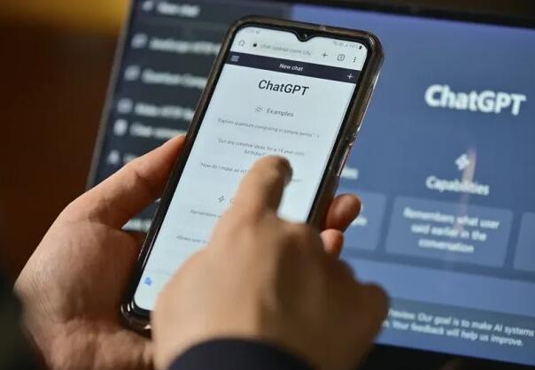 Šef Alphabeta: Ne vjerujte "slijepo" svemu što vam AI kaže