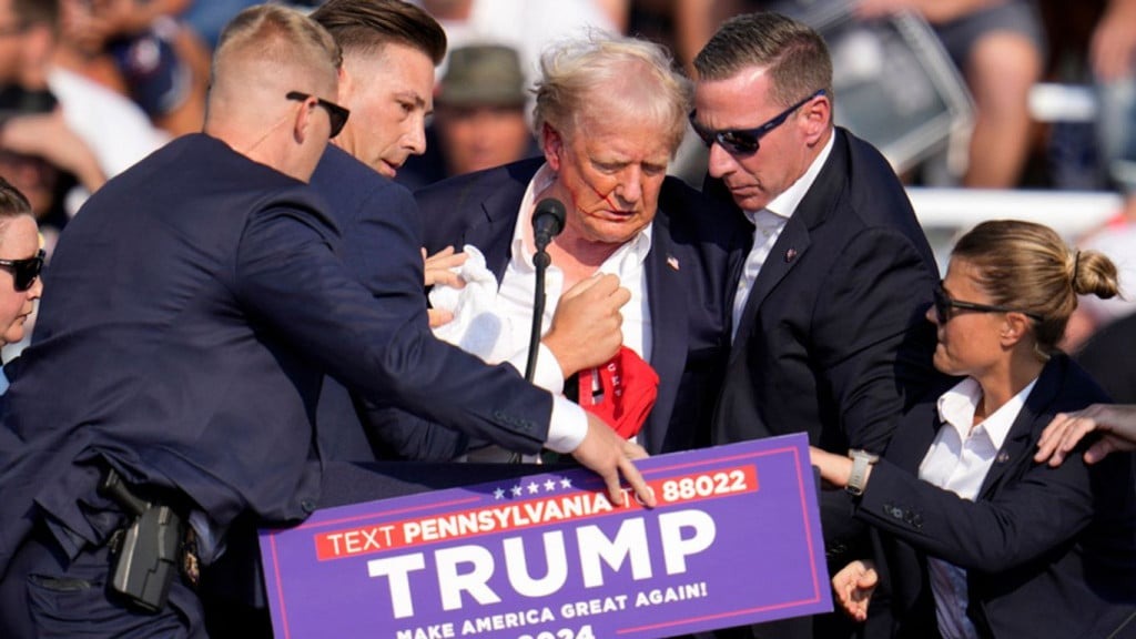 Šef FBI-ja: Trump pogođen metkom? Sumnjam