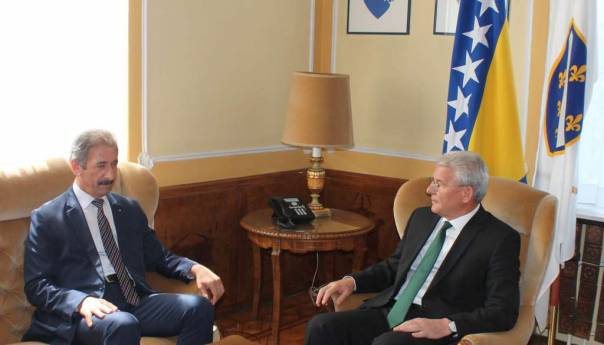 Šefik Džaferović primio palestinskog ambasadora Namouru