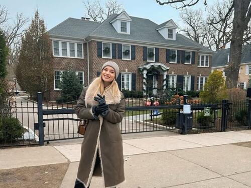 Šejla Zonić ostvarila želju i pozirala ispred čuvene kuće iz filma 'Sam u kući'