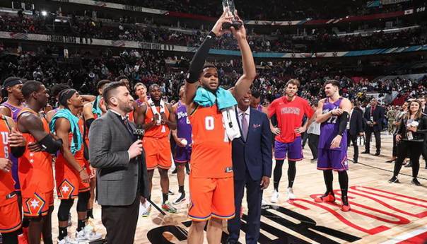 Selekcija SAD-a bolja od svijeta, Dončić pogodio trojku sa svoje polovine