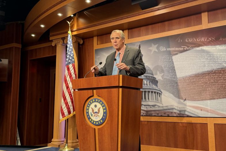 Senator Merkley održao maratonski govor od 16 sati protiv politike Trumpa
