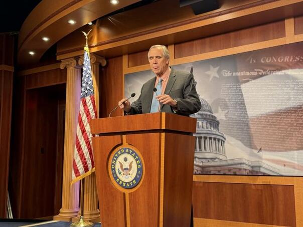 Senator Merkley održao maratonski govor od 16 sati protiv politike Trumpa