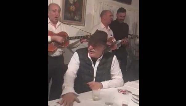 Šerbedžija, Nobilo i Cenić na druženju uz partizanske pjesme