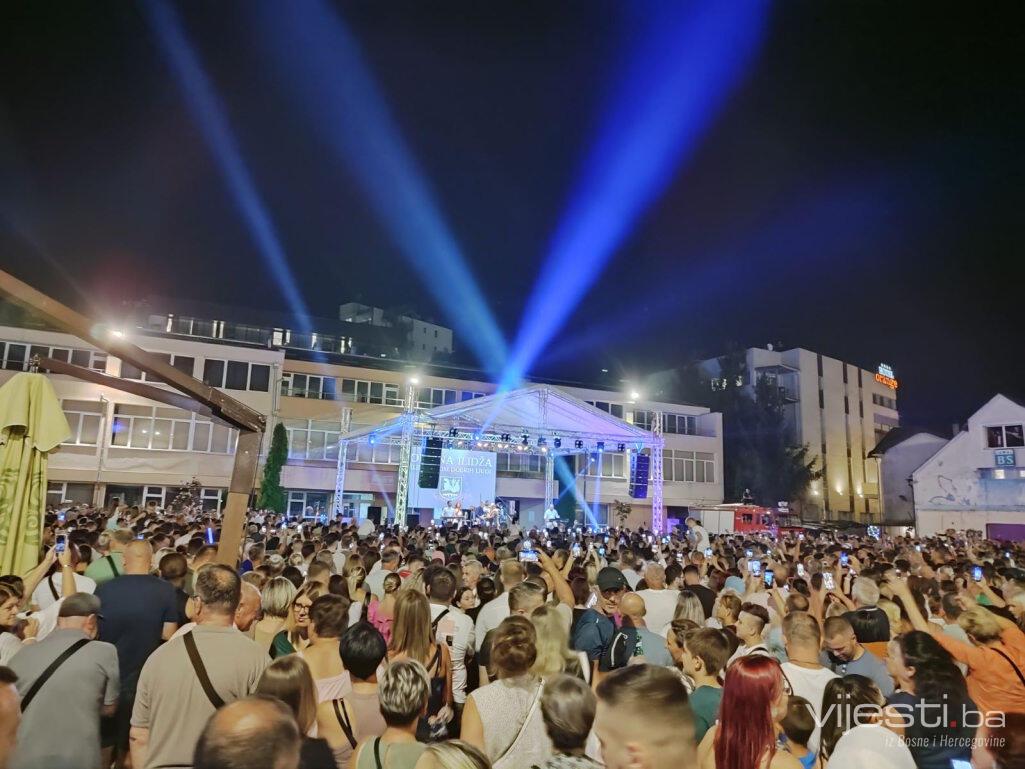 Šerif Konjević nastupio na ispunjenom Trgu na Ilidži