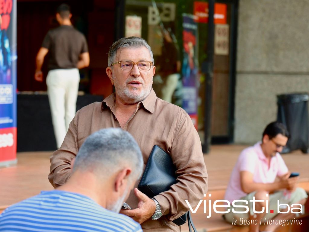 Šerif Konjević stigao na koncert Dine Merlina u Sarajevu