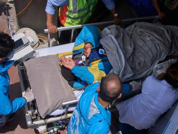 Šerpa vodič pronađen kako puže prema baznom kampu na Mount Everestu