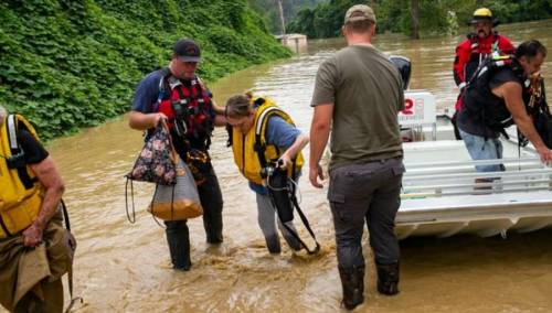 Šesnaest osoba smrtno stradalo u poplavama nakon obilnih kiša u državi Kentucky
