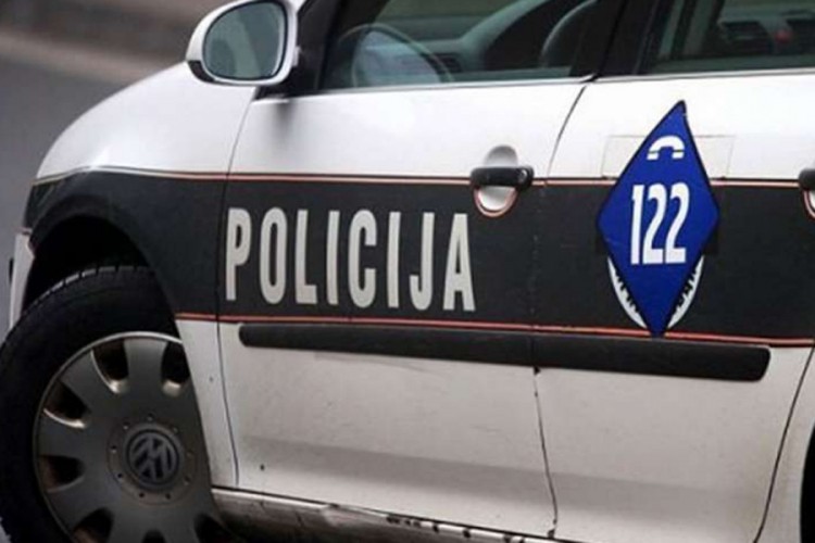 Šest osoba povrijeđeno u sudaru dva auta u Tuzli