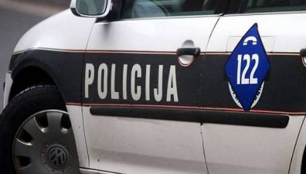 Šest osoba povrijeđeno u sudaru dva auta u Tuzli