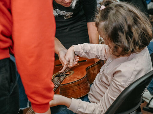 Sevdalinka kao muzikoterapija oduševila djecu s invaliditetom u Tuzli