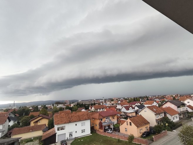 "Shelf" oblaci nad gradom: Nevrijeme i u Prijedoru