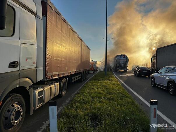 Šićki Brod pod blokadom, povećava se broj kamiona