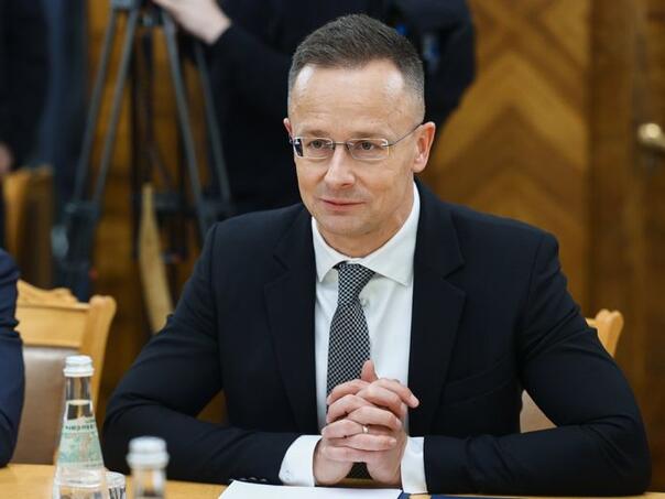 Sijarto: Tajno kupuju rusku naftu, a nas kritikuju