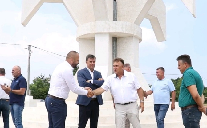 Simbol odbrane: Novalić obišao spomenik 'Ljiljan' u Gradačcu