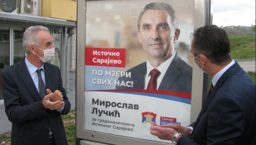 Simboličnim lijepljenjem plakata SDS ozvaničio početak kampanje u I.Sarajevu