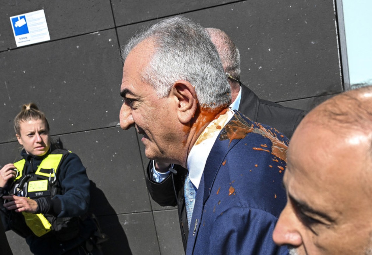 Sin bivšeg iranskog šaha napadnut u Berlinu, zalili ga paradajz sosom