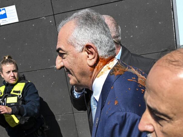 Sin bivšeg iranskog šaha napadnut u Berlinu, zalili ga paradajz sosom