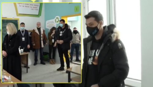 Sin Hašima Tačija na biralište u majici s natpisom „Sloboda ima ime“