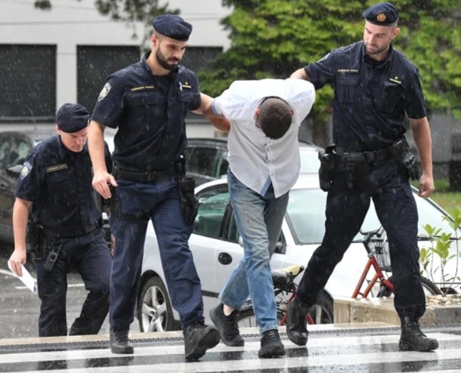 Sin optužen za ubistvo majke i očuha